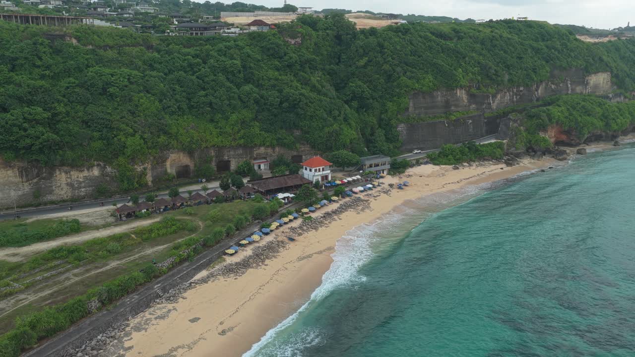 Vista aerea della costa della spiaggia di Pandawa a Bali, Indonesia