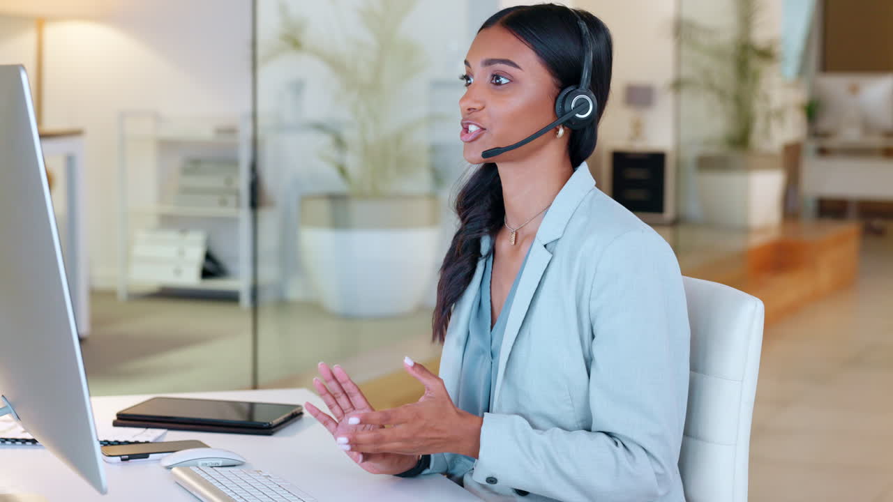joven profesional de apoyo de escritorio