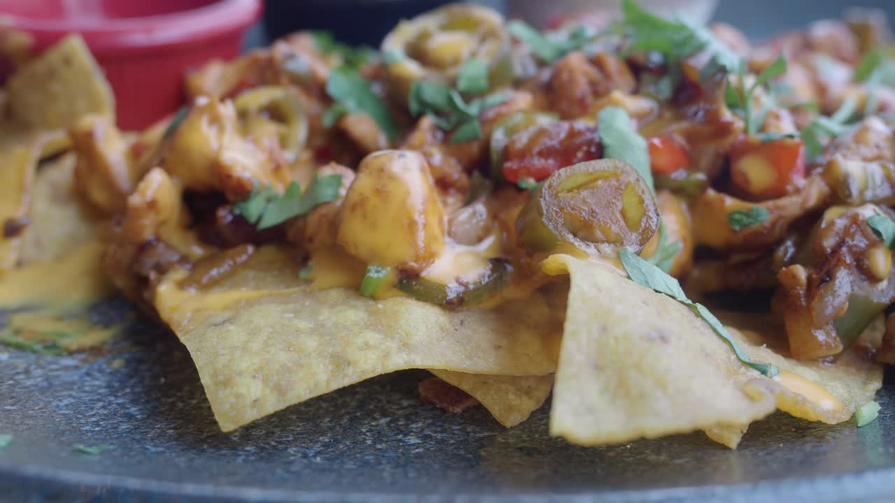 close-up de um prato de nachos com queijo com jalapenos