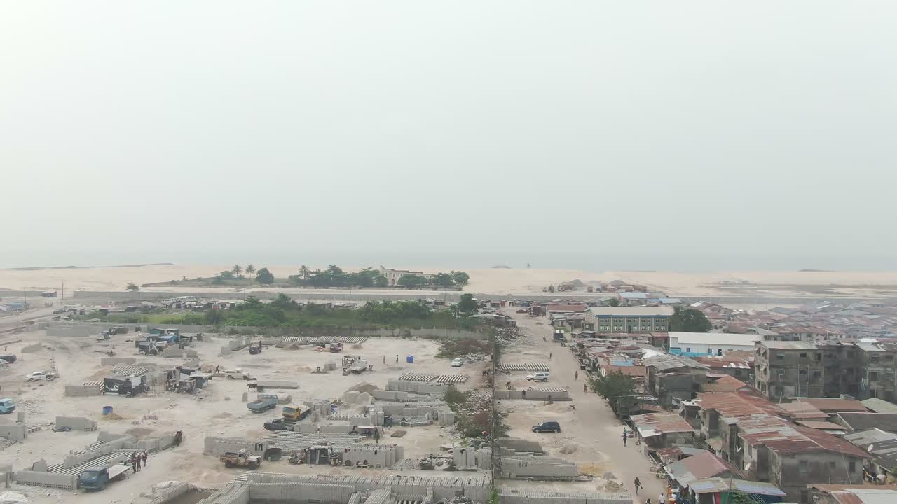 toma aérea de jakande slum en lekki, lagos, nigeria, áfrica