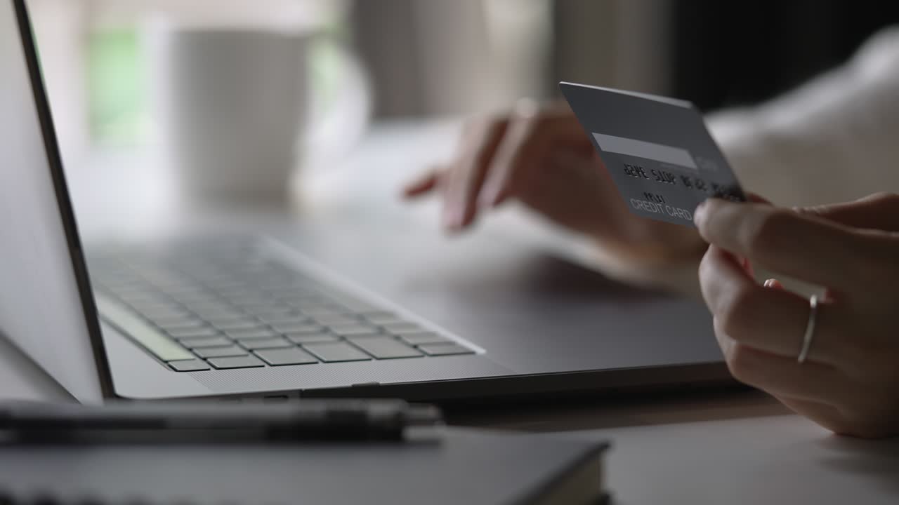 manos femeninas con tarjeta de crédito y usando portátil. compras en línea