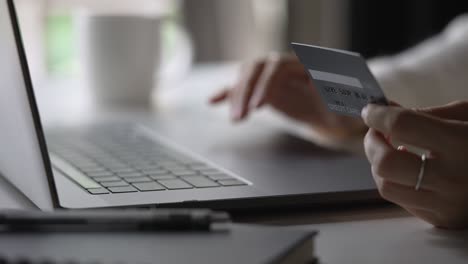 weibliche hände mit kreditkarte und laptop. online-shopping