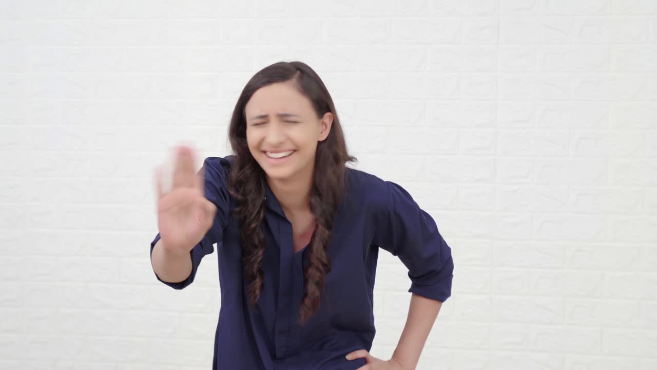 una joven india linda riendo