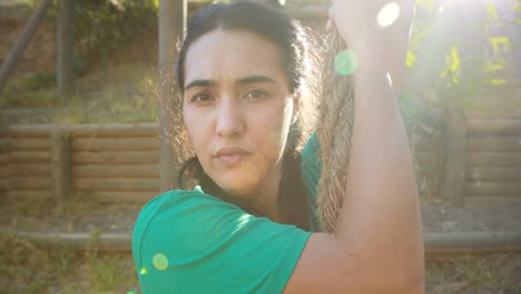 Colocar-Mujer-Subiendo-La-Cuerda-Durante-La-Carrera-De-Obstáculos-En-El-Campo-De-Entrenamiento