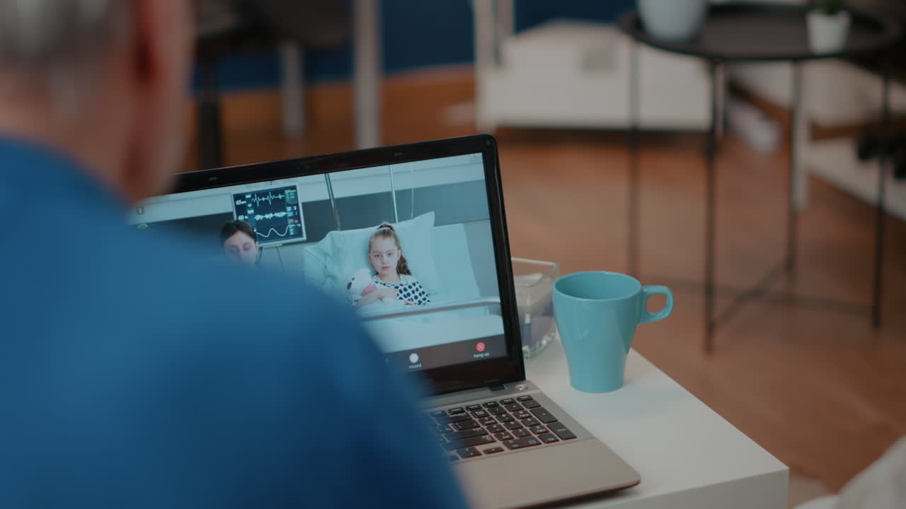 Consulto medico online con medico e paziente su laptop