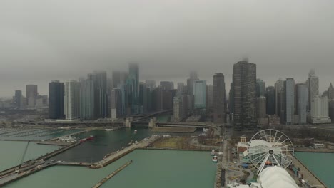 Navy-Pier-Chicago,-Illinois-Mit-Nebel-Und-Leichtem-Schneefall.-Drohne-Kommt-Herab