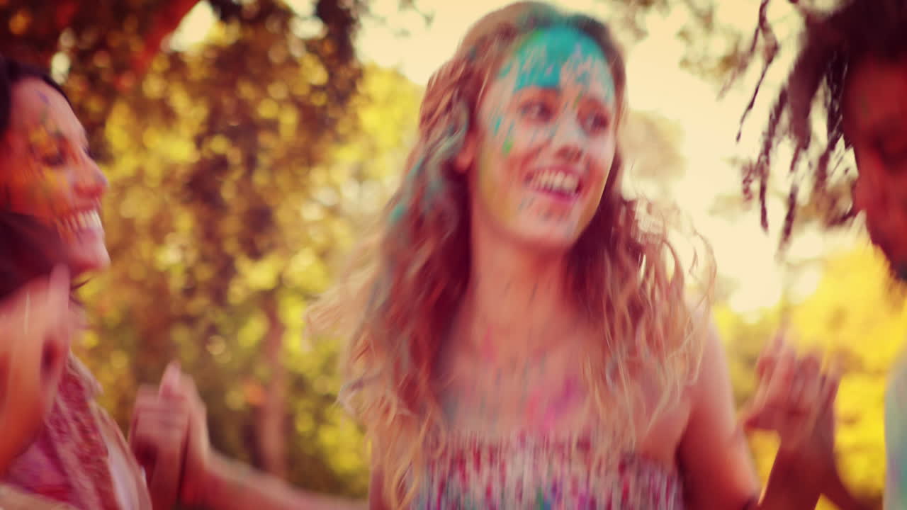 공원에서 파우더 페인트로 인 행복한 친구들