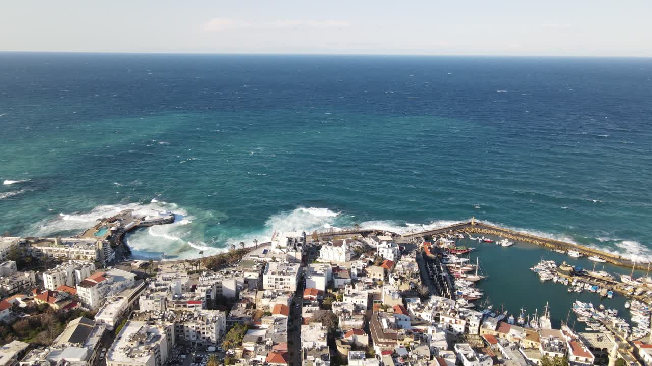 해안에 있는 깊은 바다