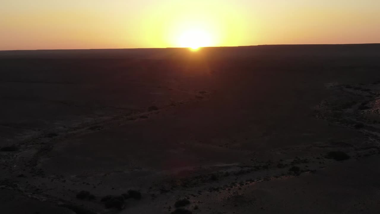 puesta de sol sobre el desierto de erfoud en marruecos en la región sahariana de drâa-tafilalet