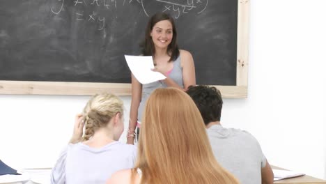 Adolescentes-Estudiando-Matemáticas-En-Una-Clase.