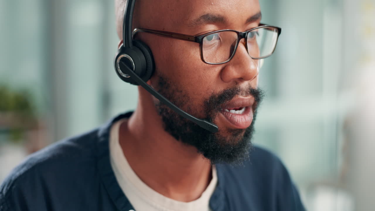 Un uomo d'affari al telefono.