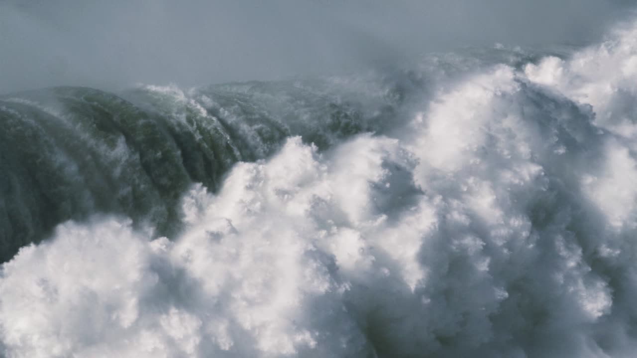 포르투갈 나사레에서 느리게 움직이는 강력한 파도