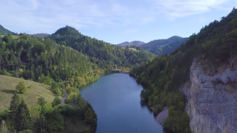 Increíble-Toma-Aérea-De-4k-De-Un-Pequeño-Lago-Y-Un-Bosque-Verde-En-La-Montaña