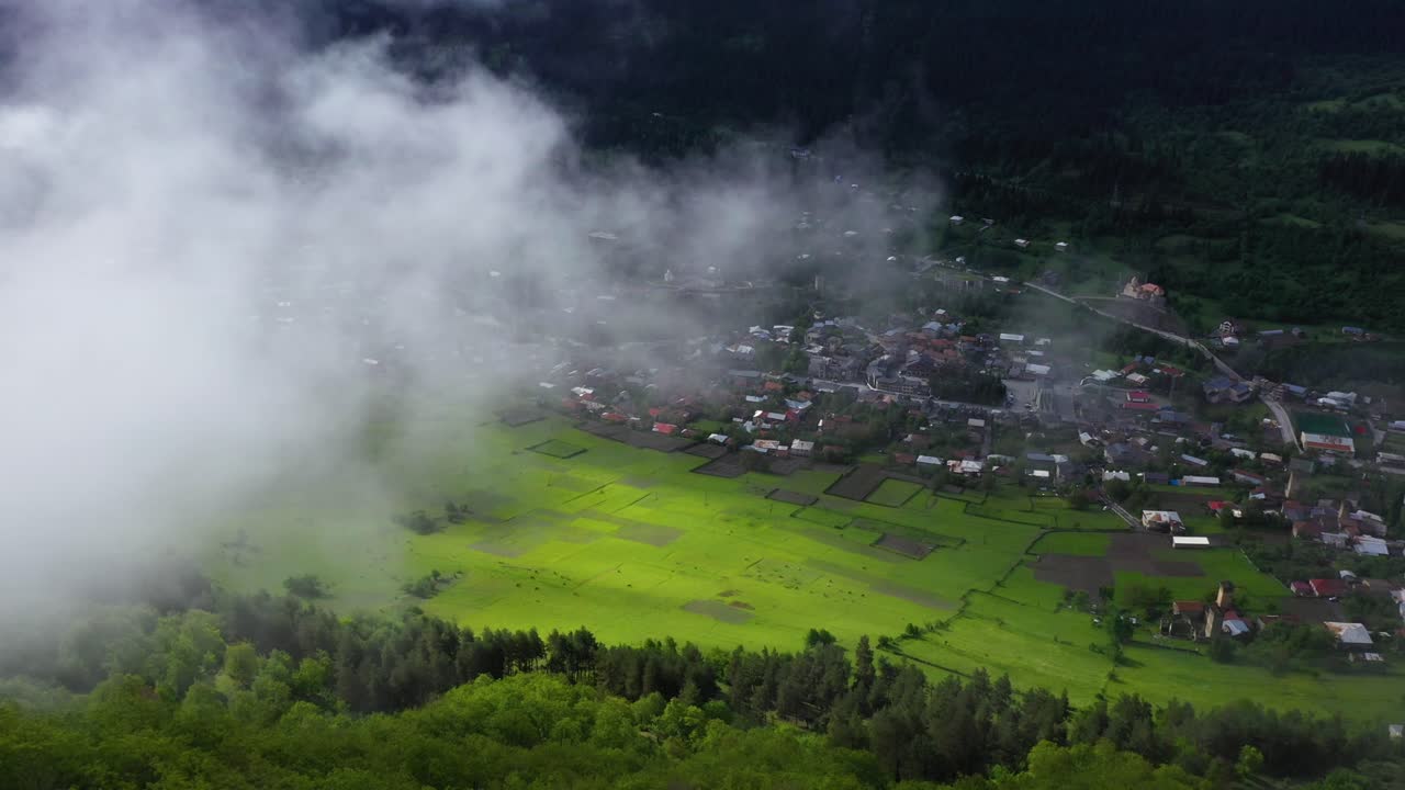 공중: zemo svaneti의 mestia township, 조지아 코카서스 산맥, 4k 보기