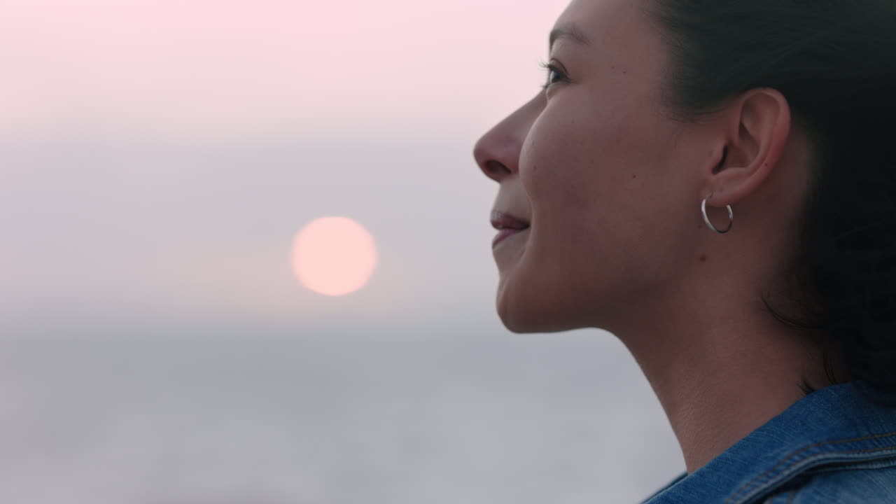 아름다운 아시아 여성의 초상화 미소 무관심한 라이프 스타일을 즐기고 휴가에서 자유를 탐험하고 바람이 불어오는 머리카락으로 행복해 보입니다.