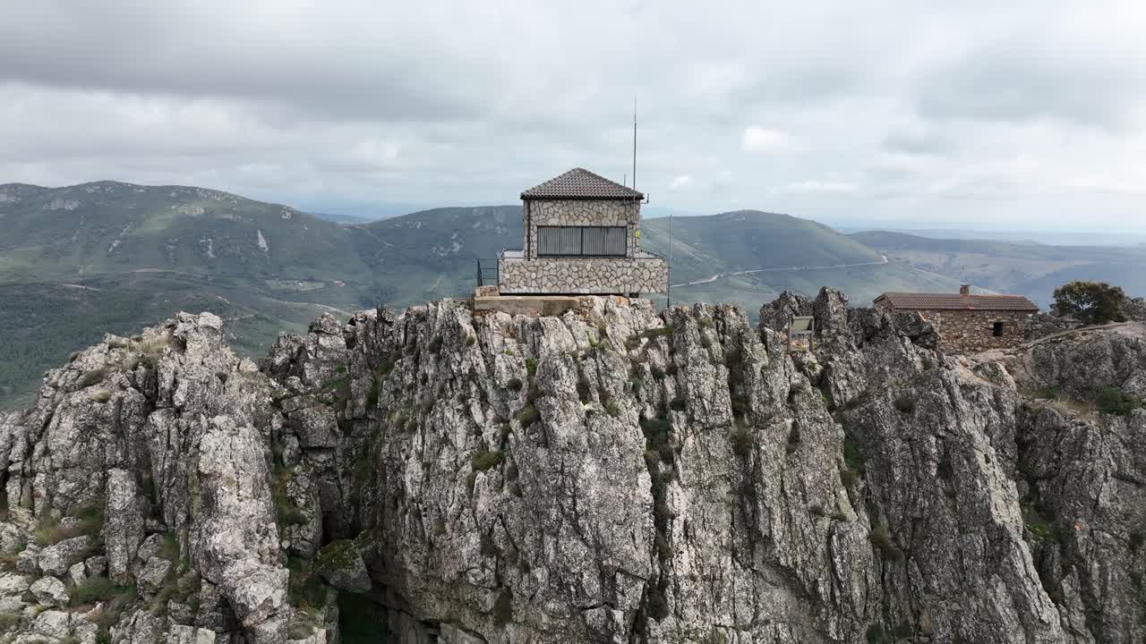 impresionante casa de guardia perdida en la cima de una colina rocosa