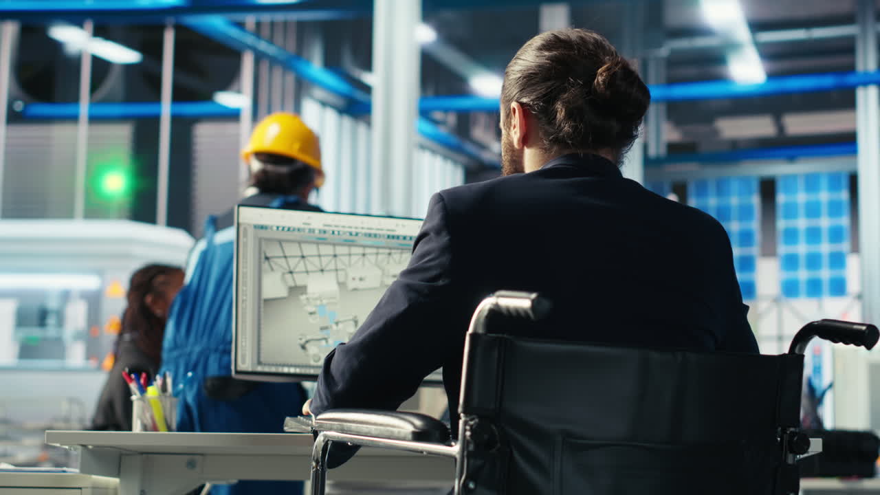 persona con disabilità che ispeziona i macchinari dell'impianto solare sullo schermo del computer