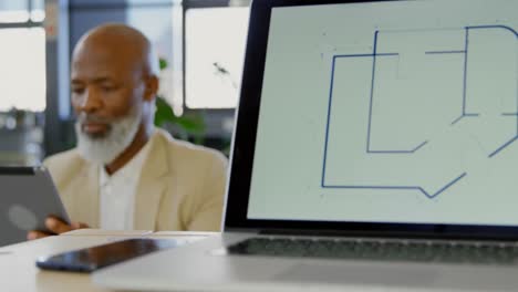 hombre de negocios usando tableta digital en la oficina 4k