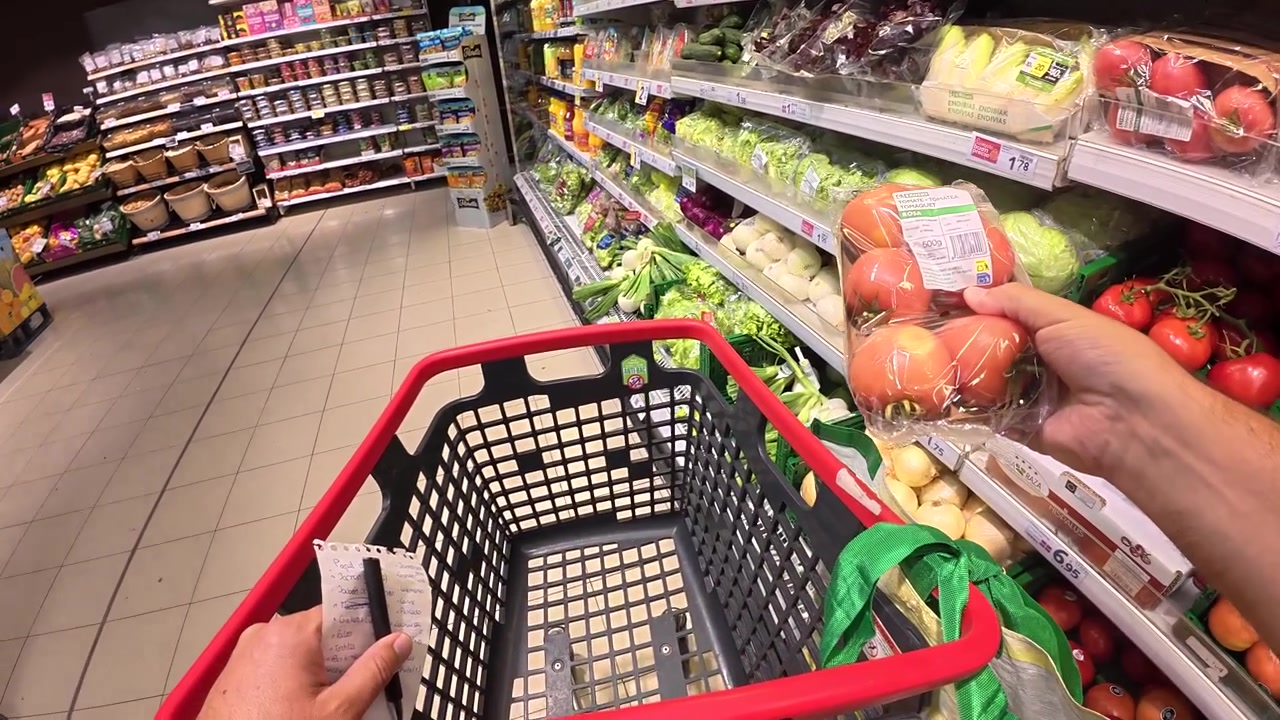 Vista em primeira pessoa de compras de supermercado.