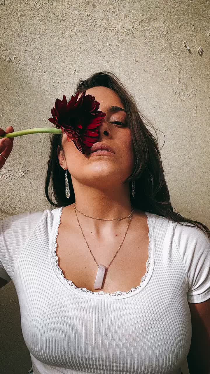 mujer con una flor roja