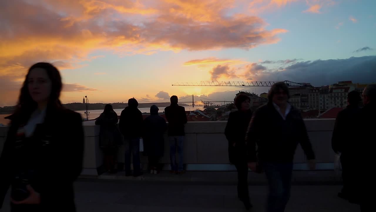 사람들은 포르투갈 리스본의 타구스 강의 아름다운 전망을 바라보고 있습니다.