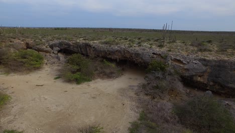 toma aérea de las cuevas que los indios arawak usaban en bonaire