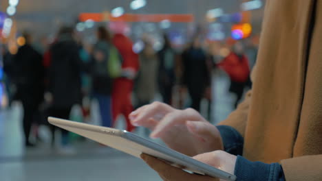 Frau-Schreibt-Auf-Tablet-PC