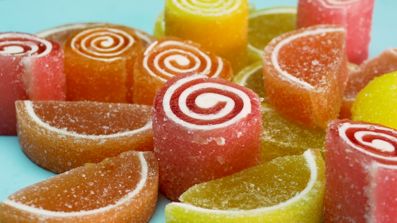 la mermelada de naranja y el limón están girando en la mesa giratoria, una deliciosa mezcla de dulces, dulces para bebés.