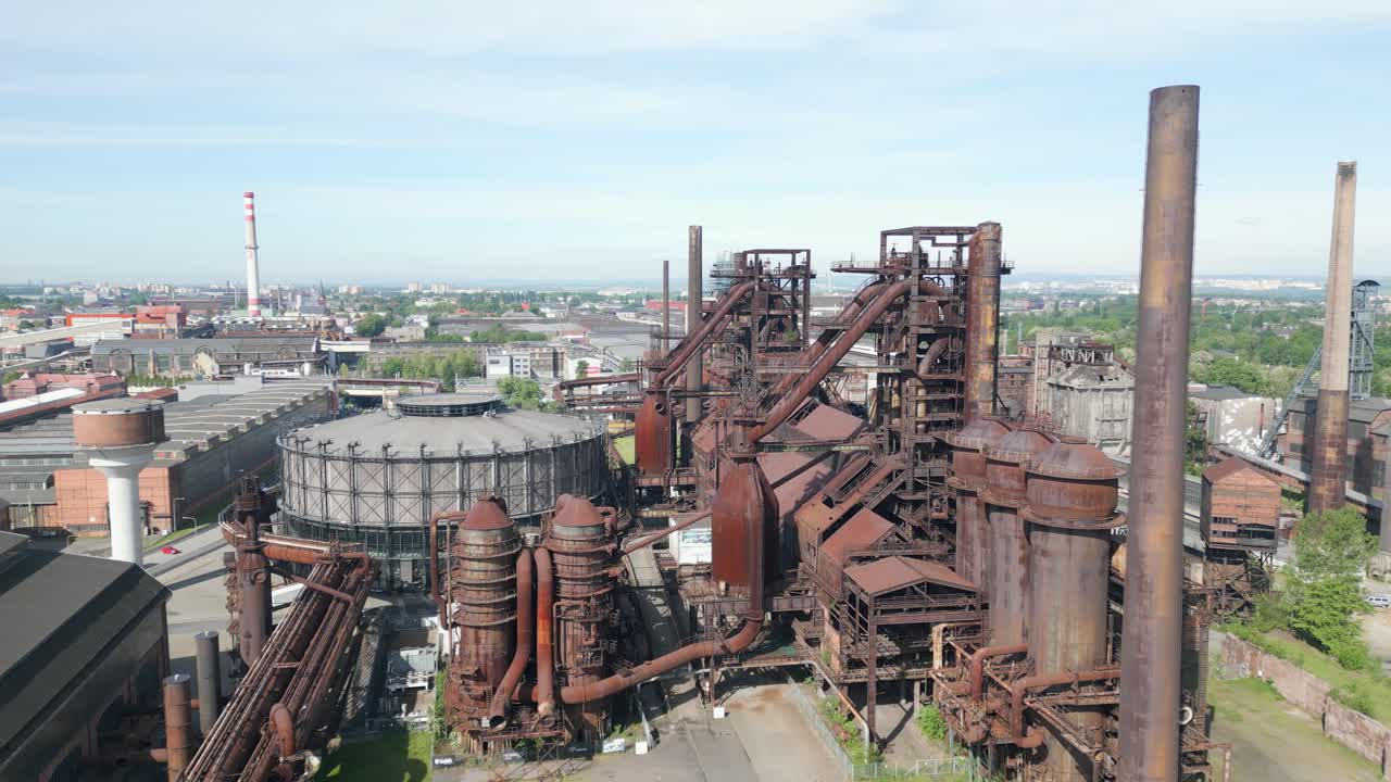 vista aérea de la zona industrial de dolní vítkovice en la ciudad de ostrava, república checa