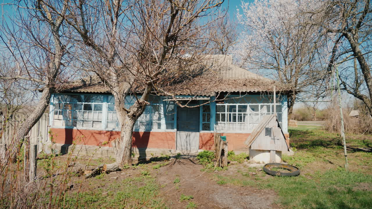 잠긴 우크라이나 마을의 오래된 버려진 집