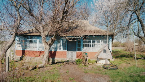 una vieja casa abandonada en un pueblo ucraniano encerrado