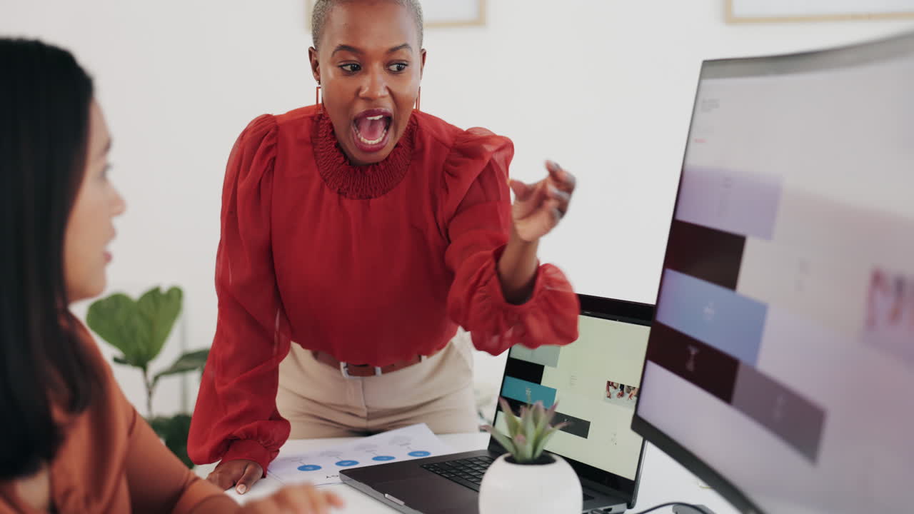 Formation, mentor et femme d'affaires avec un employé