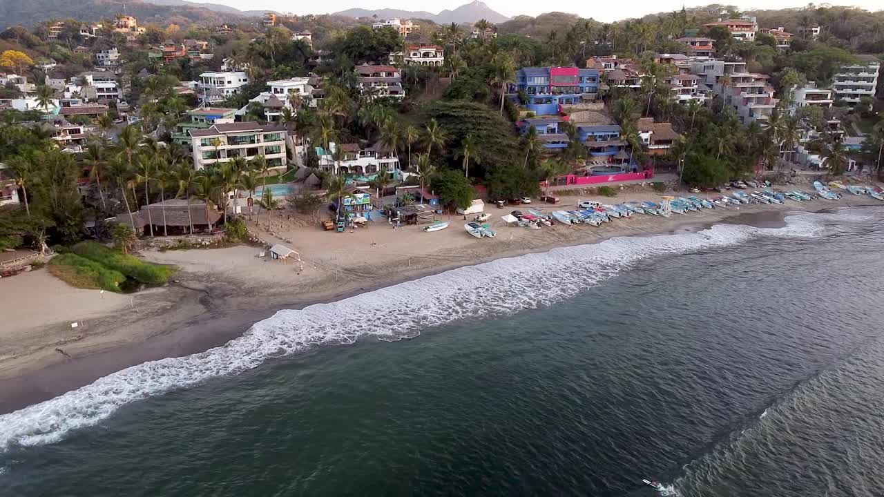 drone aéreo de la pequeña ciudad hippie de sayulita en nayarit, méxico