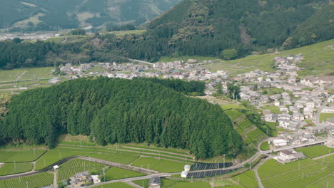 日本石岡市川内村の村と山の近くの緑茶畑