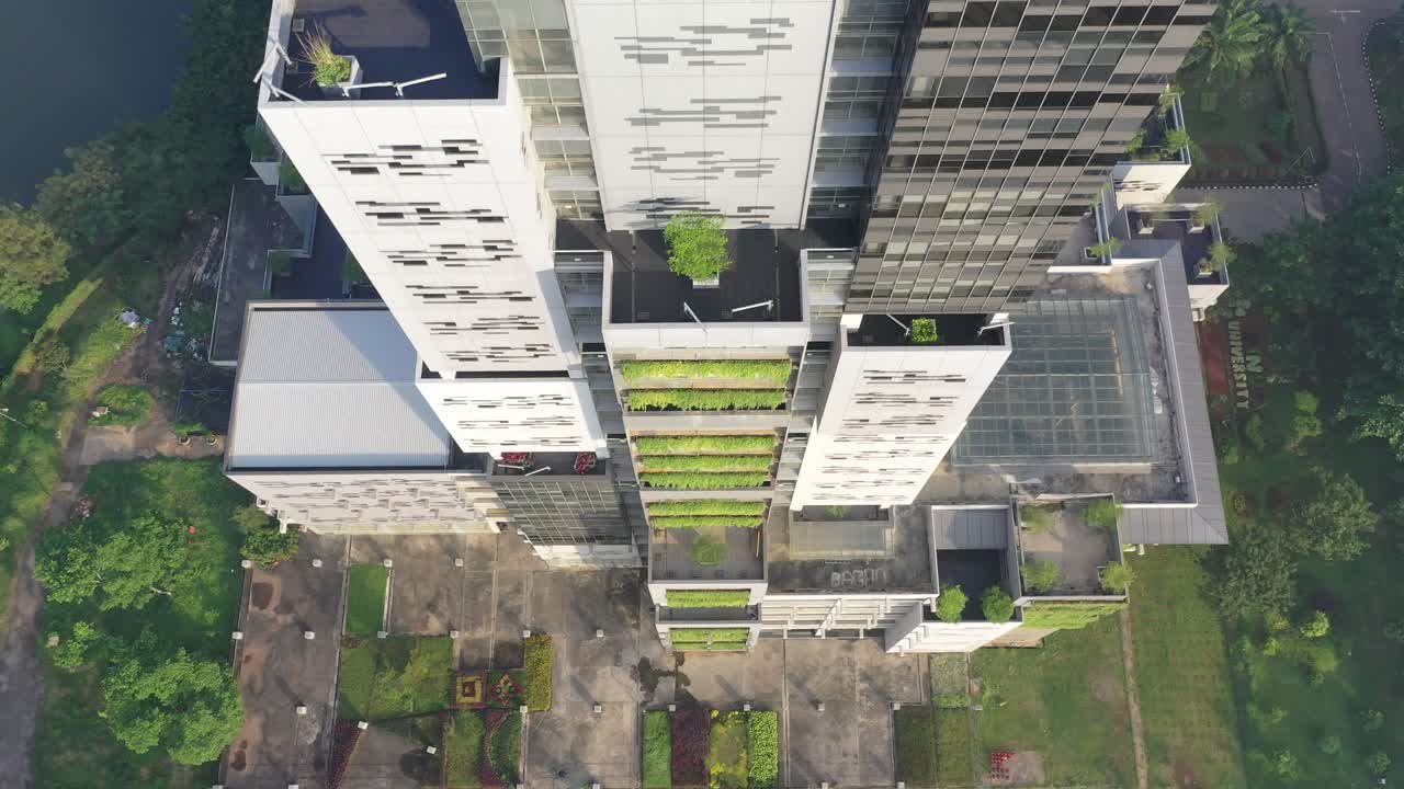 Vista Aérea de Campus Universitário Moderno com Espaços Verdes