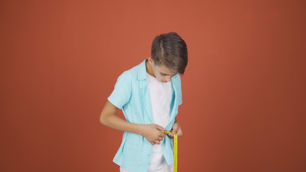 자신의 몸무게에 만족하는 소년.