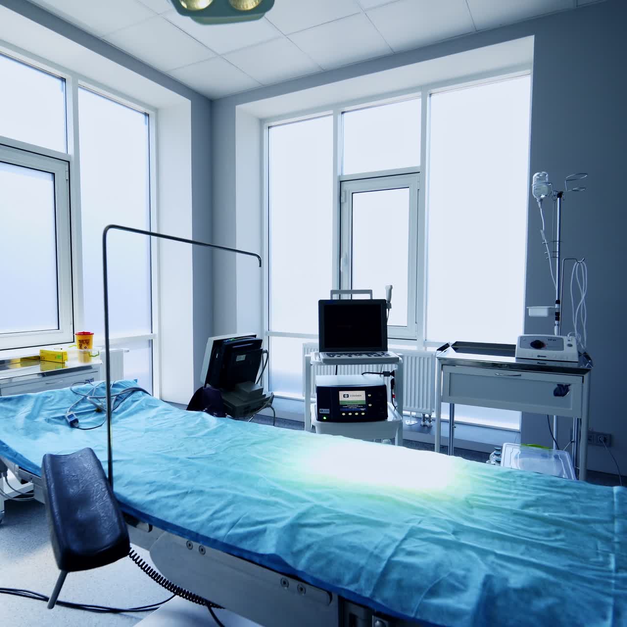 Moderne apparater klargjort i operasjonsrommet. Generell oversikt over den tomme operasjonsstuen i dagens klinikker