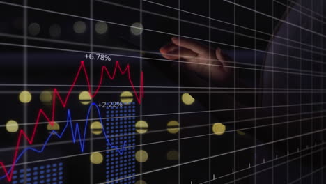 animación del procesamiento de datos estadísticos sobre la sección media de una mujer usando una tableta digital