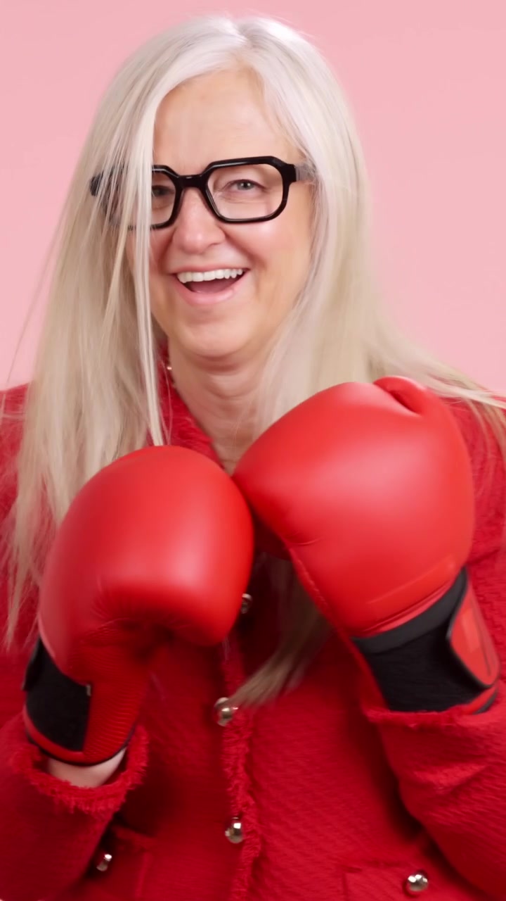 Donna anziana che combatte l'ageismo con guantoni da boxe