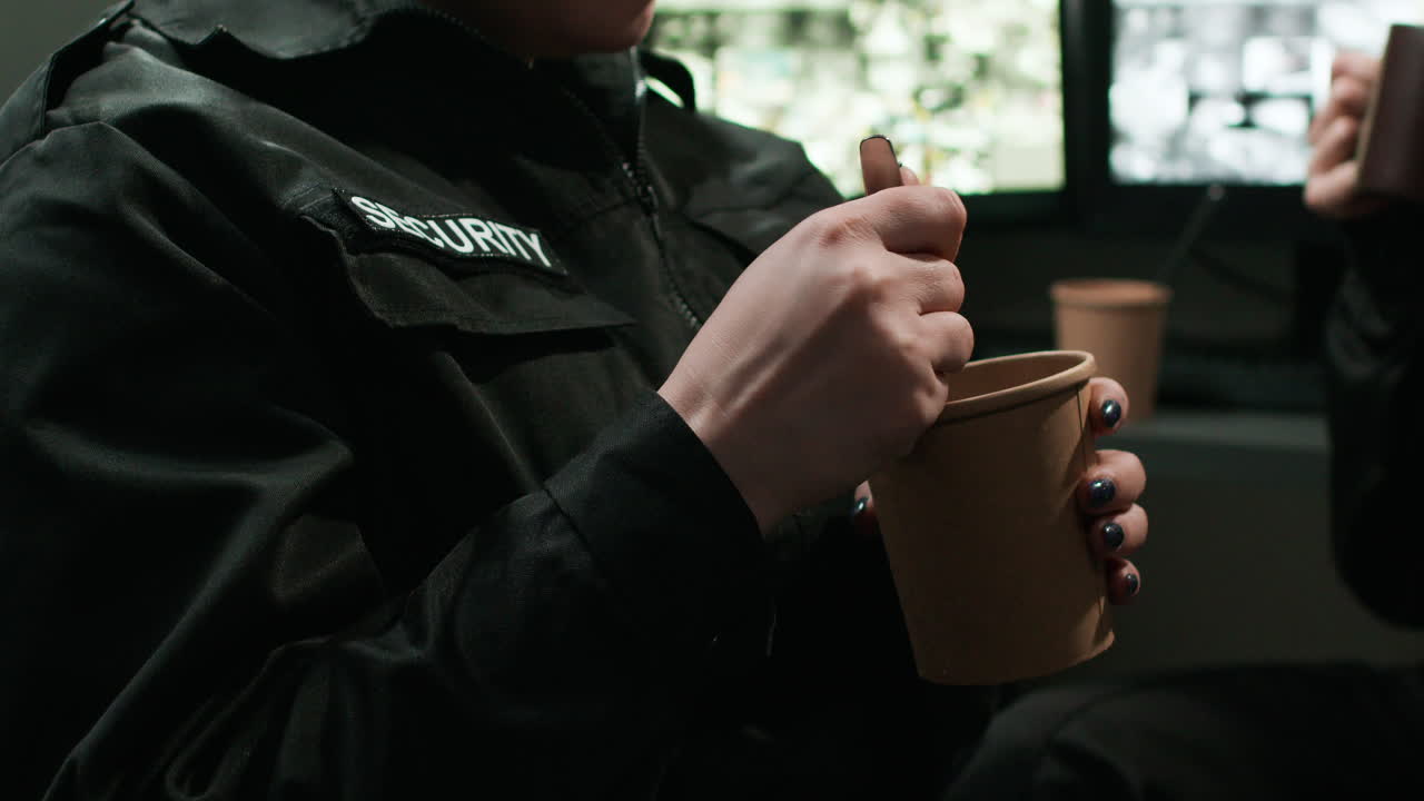 охранник на перерыве