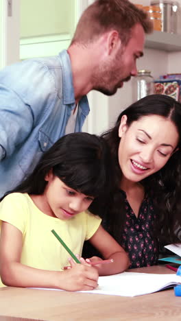 los padres ayudan a los niños a hacer los deberes