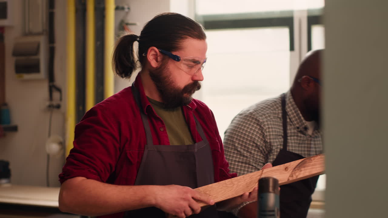 carpintero seleccionando material de madera de alta calidad en el taller de ensamblaje