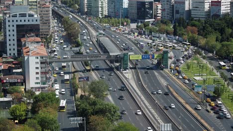 una vista aérea de una autopista muy transitada en estambul, turquía