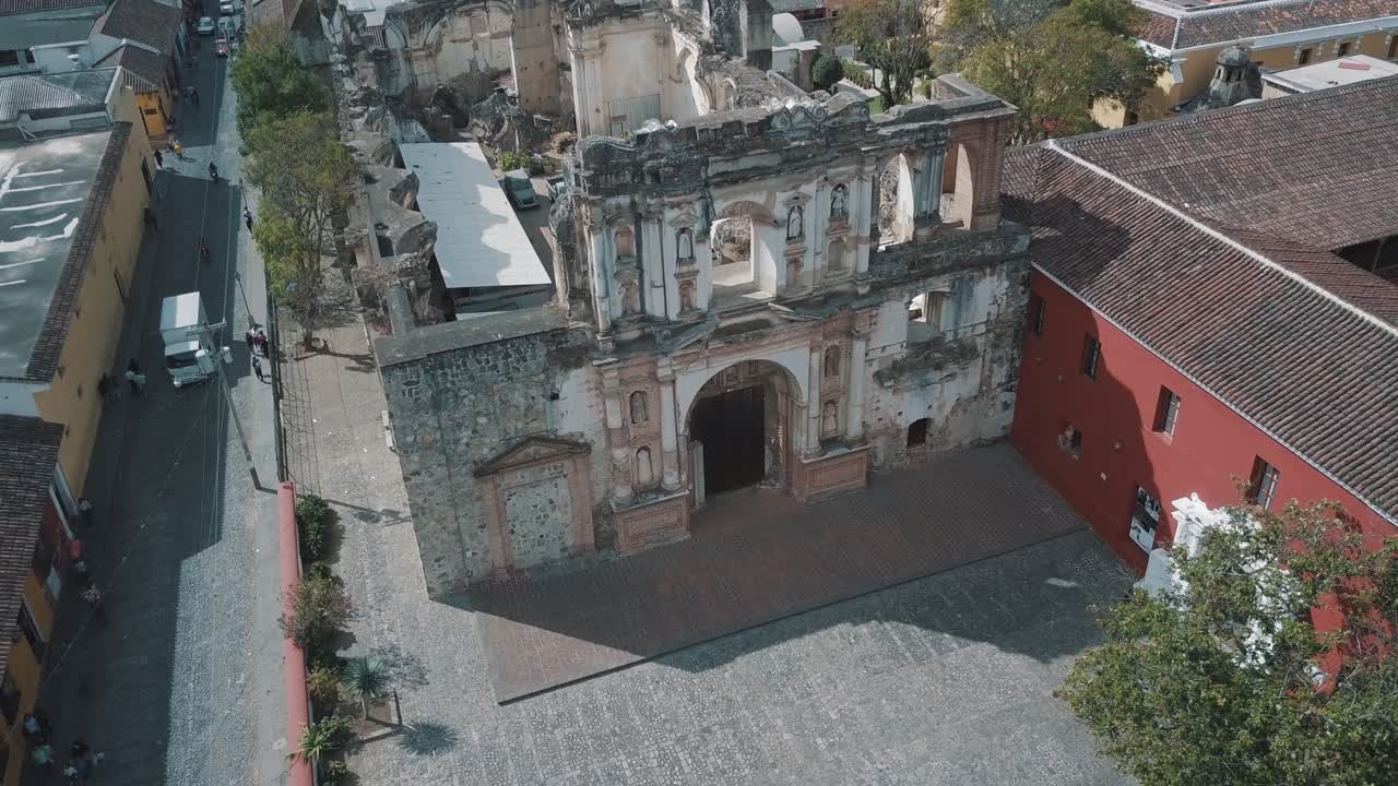 vista aérea de drones de ruinas históricas en antigua guatemala