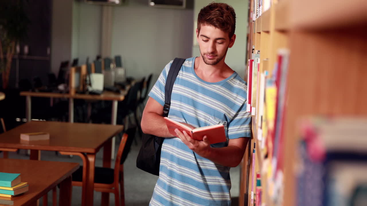 estudiante serio leyendo un libro