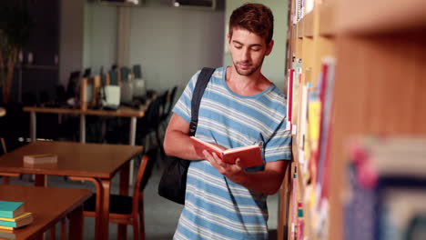 estudiante serio leyendo un libro
