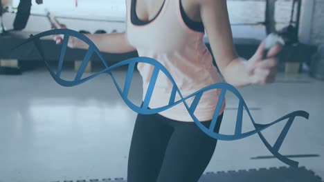 Animation-Eines-DNA-Strangs-über-Einer-Kaukasischen-Frau,-Die-Im-Fitnessstudio-Trainiert