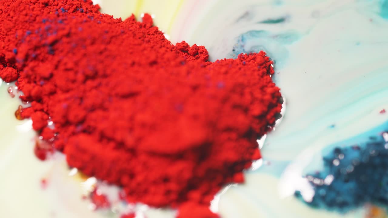 Pigmento rosso che si mescola con altri colori