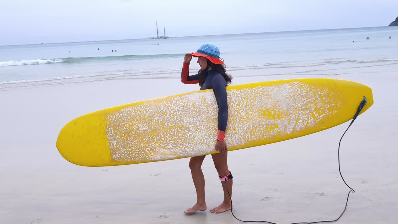 해변 에 있는 여자 서퍼