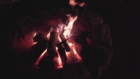 Campfire-burning-at-night-in-the-dark